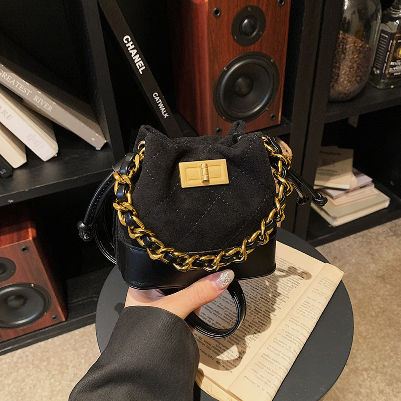 Vintage Chain Bag Women's Large Capacity 2025 New Style Casual Niche Design Shoulder Crossbody Bag Commuter Bucket Bag